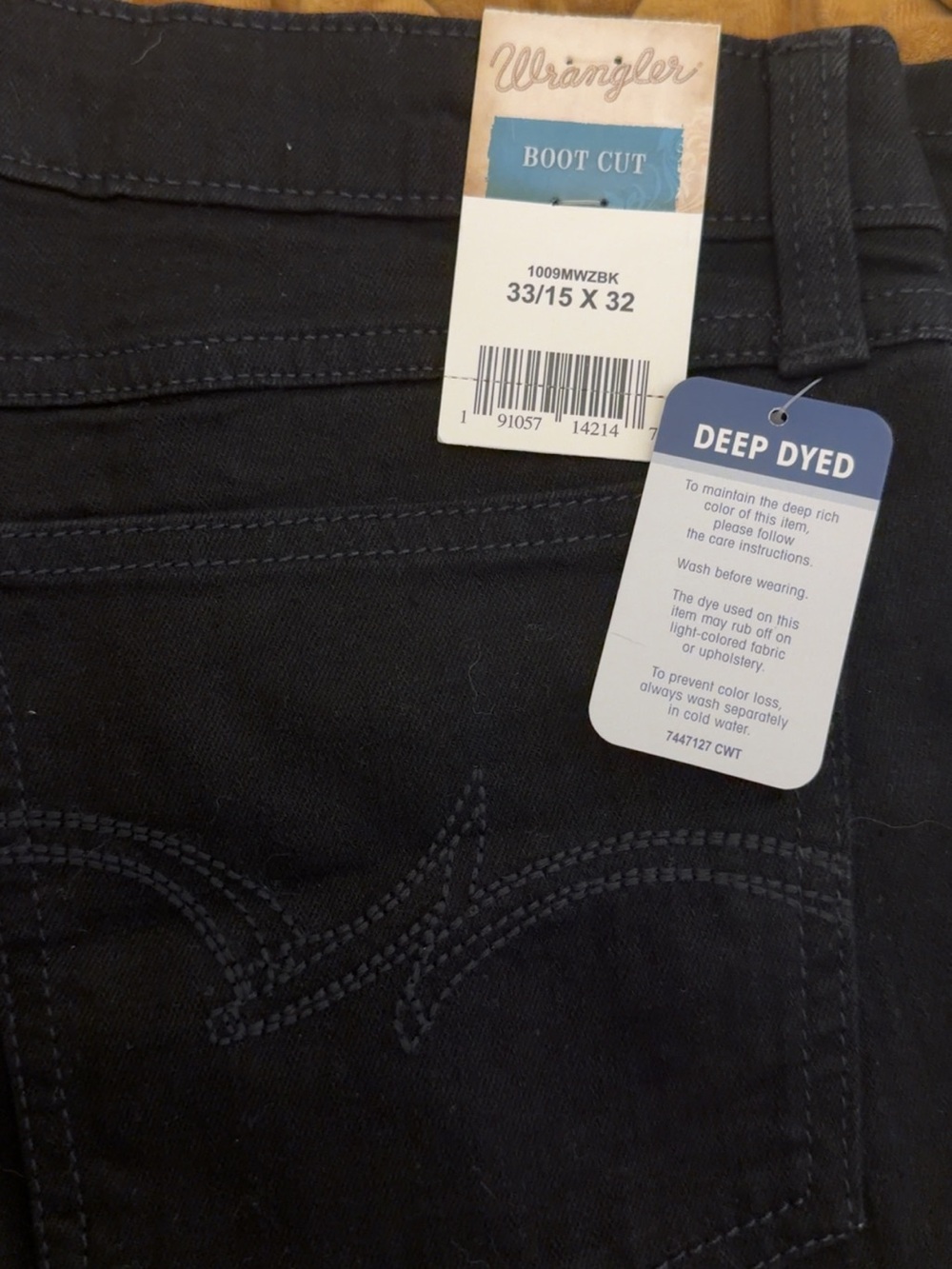 Brand new black bootcut wrangler jeans in size : 33/15 x 32